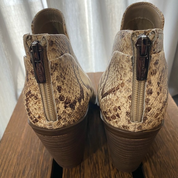 VINCE CAMUTO GRADINA Reptille snake skin Ankle Boots size 9 - Picture 6 of 10